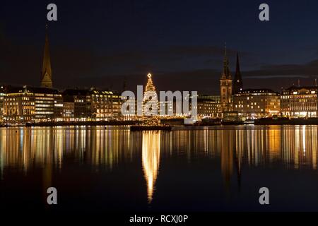 Binnenalster oder Binnenalster und Rathaus zu Weihnachten, Hamburg Stockfoto