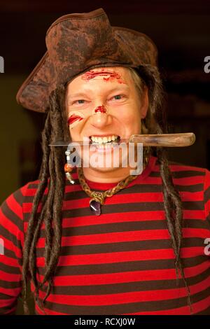 Junger Mann in einem Piraten Kostüm Stockfoto