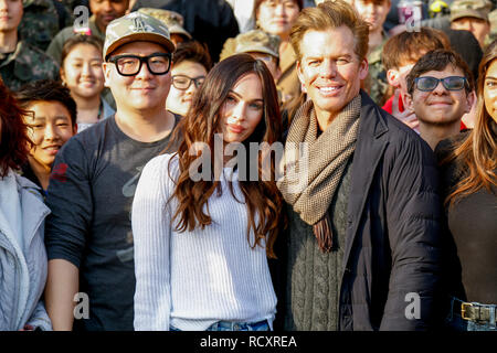 Megan Fox, zusammen mit Ihrem Agenten, Chuck James, besucht Truppen im United States Army Garrison Yongsan in Seoul Jan. 9. Stockfoto