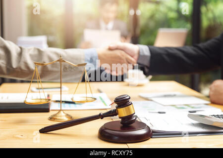 Konzepte von Recht, Rechtsanwalt und Geschäftsmann Hände schütteln im Amt nach der Diskussion Vertrag und Geschäftspapiere. Stockfoto