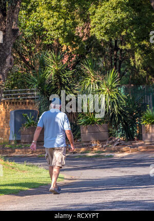 Johannesburg, Südafrika - ein nicht identifizierter älterer Menschen kaukasischen Mann auf einer Straße in einem Vorort in der Stadt Bild mit Kopie Raum im Hochformat Stockfoto