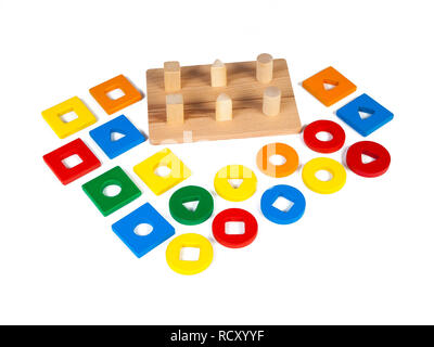 Foto eines Holzspielzeug Kinder Sorter mit kleinen Details in Form von geometrischen Formen (Rechteck, Quadrat, Kreis, Dreieck), in verschiedenen Stockfoto