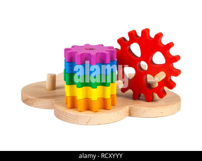 Foto eines Holzspielzeug Kinder Sorter mit kleinen Details in Form von Zahnrädern, in unterschiedlichen Farben auf weißem Hintergrund isoliert. Das Spielzeug Stockfoto