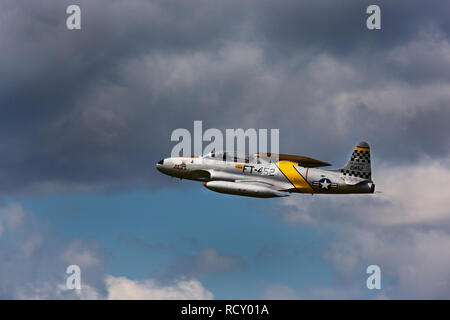 Lockheed T-33 Shooting Star eine Amerikanische Unterschall-strahlflugzeuge Trainer fliegen in der Luft zeigen Stockfoto