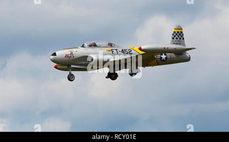 Lockheed T-33 Shooting Star eine Amerikanische Unterschall-strahlflugzeuge Trainer fliegen in der Luft zeigen Stockfoto