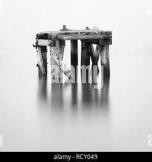 Eine lange Exposition der alte Pier in den Fluss Tyne macht das Wasser seidig glatt und Fügt einen Soft Reflexion an der Oberfläche. Stockfoto