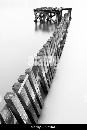 Theres viele alte Reste der Badestege in den Fluss Tyne und viele von ihnen haben einige schöne geometrische Formen. Mit einer langen Belichtungszeit die w zu mildern Stockfoto