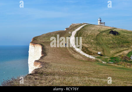 Die Belle Tout Lighthouse oberhalb der Klippen bei Beachy Head, in der Nähe von Eastbourne, East Sussex, Großbritannien Stockfoto