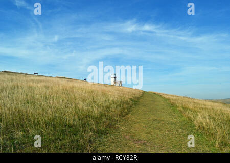 Die Belle Tout Lighthouse oberhalb der Klippen bei Beachy Head, in der Nähe von Eastbourne, East Sussex, Großbritannien Stockfoto