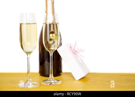 Flasche Champagner und zwei Gläser mit Geschenkbox isoliert. Stockfoto