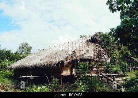 Muara Siberut, Mentawai Inseln/Indonesien - 15.August 2017: tribal Dschungel home Stockfoto