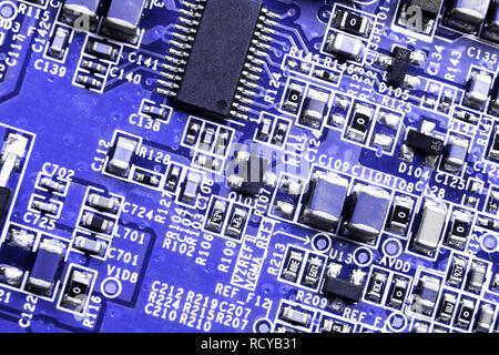 Makroaufnahme eines Circuitboard mit Widerständen Mikrochips und elektronische Komponenten. Computer Hardware Technologie. Integrierte Kommunikation Prozessor. In Stockfoto
