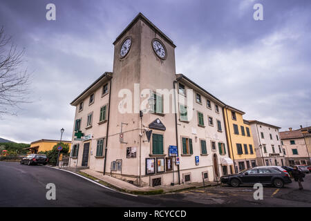 Fulvio Giaconi Platz mit dem Uhrenturm in Castellina Marittima, Provinz Pisa, Toskana Stockfoto