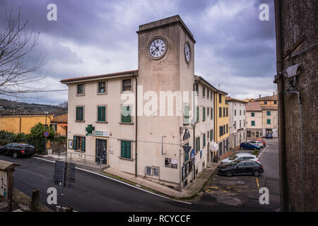 Fulvio Giaconi Platz mit dem Uhrenturm in Castellina Marittima, Provinz Pisa, Toskana Stockfoto