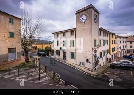 Fulvio Giaconi Platz mit dem Uhrenturm in Castellina Marittima, Provinz Pisa, Toskana Stockfoto