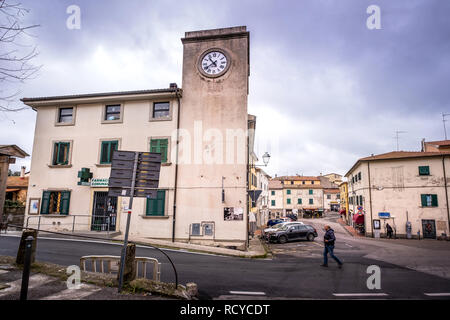 Fulvio Giaconi Platz mit dem Uhrenturm in Castellina Marittima, Provinz Pisa, Toskana Stockfoto