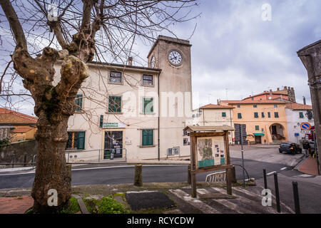 Fulvio Giaconi Platz mit dem Uhrenturm in Castellina Marittima, Provinz Pisa, Toskana Stockfoto