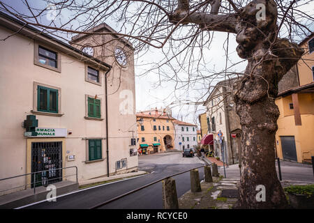 Fulvio Giaconi Platz mit dem Uhrenturm in Castellina Marittima, Provinz Pisa, Toskana Stockfoto