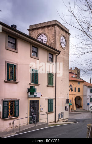 Fulvio Giaconi Platz mit dem Uhrenturm in Castellina Marittima, Provinz Pisa, Toskana Stockfoto