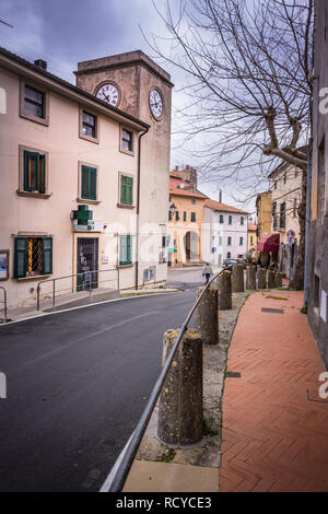 Fulvio Giaconi Platz mit dem Uhrenturm in Castellina Marittima, Provinz Pisa, Toskana Stockfoto