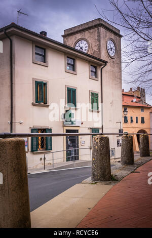 Fulvio Giaconi Platz mit dem Uhrenturm in Castellina Marittima, Provinz Pisa, Toskana Stockfoto