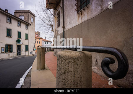 Fulvio Giaconi Platz mit dem Uhrenturm in Castellina Marittima, Provinz Pisa, Toskana Stockfoto