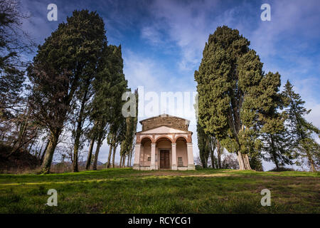 Das Heiligtum der Madonna del Carmine Di Rivalto liegt in der Nähe der bewaldeten Hügel von Poggiopiano in der Gemeinde Chianni Provinz Pisa, Stockfoto