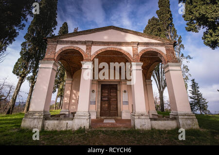 Das Heiligtum der Madonna del Carmine Di Rivalto liegt in der Nähe der bewaldeten Hügel von Poggiopiano in der Gemeinde Chianni Provinz Pisa, Stockfoto