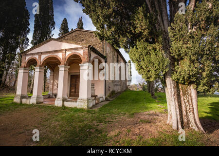 Das Heiligtum der Madonna del Carmine Di Rivalto liegt in der Nähe der bewaldeten Hügel von Poggiopiano in der Gemeinde Chianni Provinz Pisa, Stockfoto