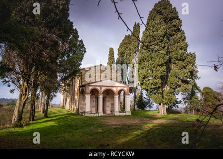 Das Heiligtum der Madonna del Carmine Di Rivalto liegt in der Nähe der bewaldeten Hügel von Poggiopiano in der Gemeinde Chianni Provinz Pisa, Stockfoto