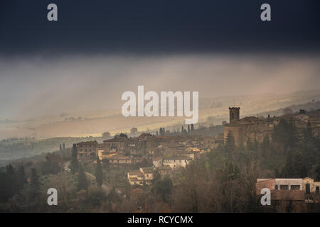 Panorama mit der Pfarrkirche St. Joseph in der Gemeinde Chianni, Provinz Pisa, Toskana Stockfoto