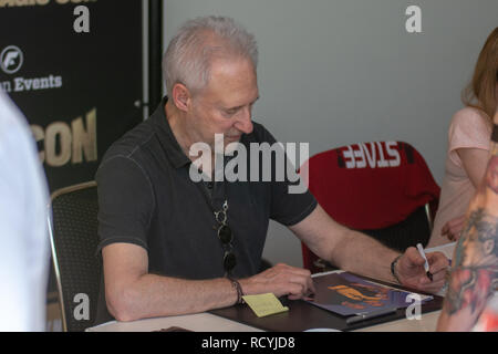 BONN, Deutschland - 19. MAI 2018: Brent Spiner (*1949, US-amerikanischer Schauspieler - Star Trek: The Next Generation, Independence Day) Autogramme für die Fans auf der Fedcon 27, eine viertägige sci-fi-fan Convention Stockfoto