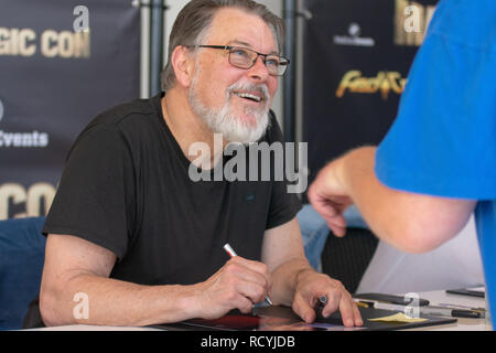 BONN, Deutschland - 19. MAI 2018: Jonathan Frakes (* 1952, Schauspieler & Regisseur - Star Trek: The Next Generation) Autogramme für die Fans auf der Fedcon 27, eine viertägige sci-fi-fan Convention Stockfoto