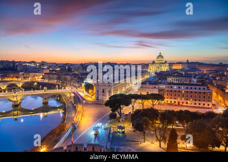 Rom, Vatikanstadt. Antenne Stadtbild Bild des Vatikan mit der St. Peter Basilika, Rom, Italien während der schönen Sonnenuntergang. Stockfoto