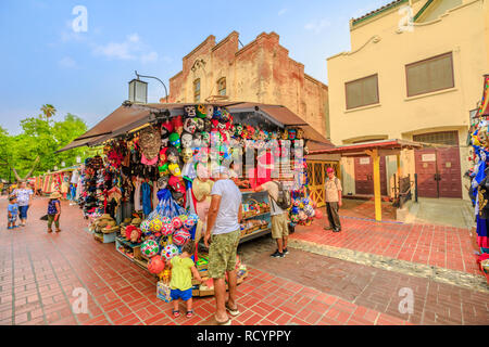 Los Angeles, Kalifornien, Vereinigte Staaten - 9. August 2018: Touristen Einkaufen in der Olvera Street, der älteste Teil von Downtown LA, im El Pueblo in Los Angeles State Historic Landmark seit 1953. Stockfoto