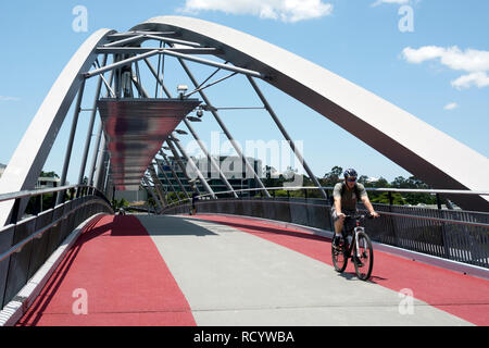 Ein Radfahrer Kreuzung der Geschäfts- oder Firmenwert Brücke, Brisbane, Queensland, Australien Stockfoto
