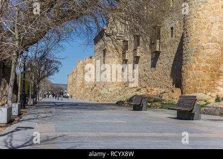 Boulevard entlang der alten Stadtmauer von Avila, Spanien Stockfoto