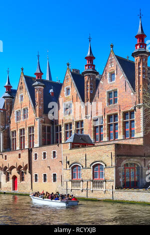 Brügge, Belgien - 10 April, 2016: malerische Stadtbild mit medeivel Häuser, Boot mit Touristen am Grünen Kanal Groenerei in Brügge, Belgien. Stockfoto