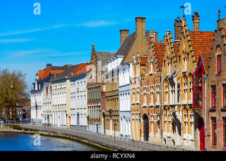 Panorama mit Canal und farbenfrohen traditionellen Häuser gegen den blauen Himmel in Brügge, Belgien Stockfoto