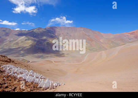 Eis oder Schnee penitentes und Andenlandschaft bei Paso de Agua Negra Mountain Pass, Chile und Argentinien, Südamerika Stockfoto