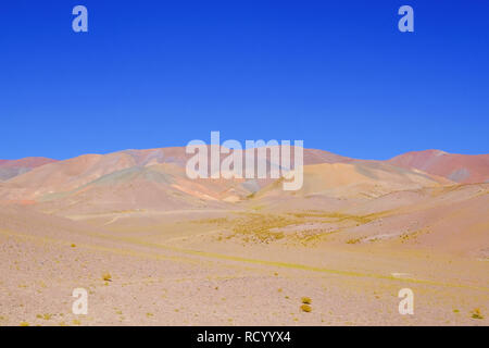 Schöne Berglandschaft in den argentinischen Anden, in der Nähe der Laguna Brava, Paso Pircas Negras, Argentinien, Südamerika Stockfoto