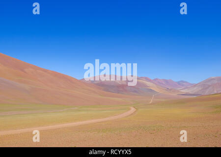 Schöne Berglandschaft in den argentinischen Anden, in der Nähe der Laguna Brava, Paso Pircas Negras, Argentinien, Südamerika Stockfoto