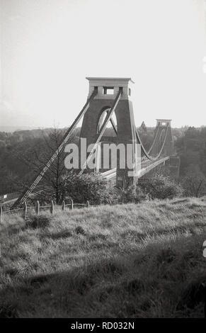 1950s, historisch, Blick auf die Clifton Suspension Bridge, Bristol, England, Großbritannien. Die 1864 eröffnete Brücke, die nach einem Entwurf des berühmten viktorianischen Ingenieurs Isambard Kingdom Brunel über den Fluss Avon Gorge verläuft, verbindet Bristol mit North Somerset. Stockfoto