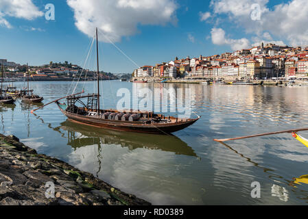 Port-Weinkeller lagern und transportieren Boote am Fluss bestehenden in Vila Nova De Gaia gegenüber Porto, Portugal Stockfoto