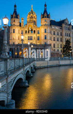 Das Schweriner Schloss an der blauen Stunde Stockfoto