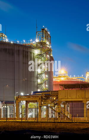 Nahaufnahme von verflüssigtem Erdgas (LNG) Speicher in der Abenddämmerung. Stockfoto