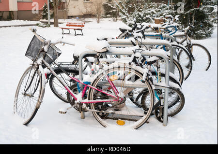 Fahrräder geparkt draußen im Schnee Stockfoto