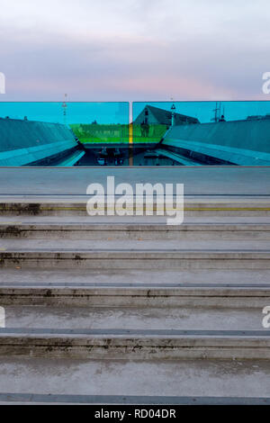 Farbiges Glas Barriere auf der Brücke im Zentrum von Kopenhagen Dänemark Stockfoto