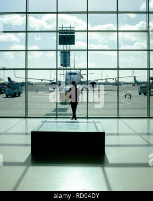 Man Walking Flug am Flughafen Kopenhagen Dänemark Stockfoto