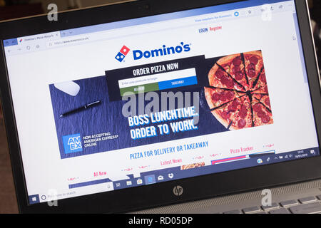 Domino's Pizza Website Screenshot auf Laptop Computer. Anzeige für Takeaway fast food Stockfoto